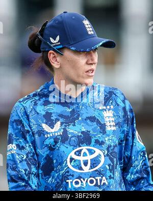 Derby, Royaume-Uni. 30 mai 2025. #37, Emily Arlott d'Angleterre lors du match de la série ODI pour femmes entre les femmes d'Angleterre et les femmes des Antilles au County Ground, Derby, Royaume-Uni le 30 mai 2025. Crédit photo : Stuart Leggett/UK Sports pics Ltd Utilisation éditoriale uniquement, licence requise pour une utilisation commerciale. Aucune utilisation dans les Paris, les jeux ou les publications d'un club/ligue/joueur. Crédit : UK Sports pics Ltd/Alamy Live News Banque D'Images