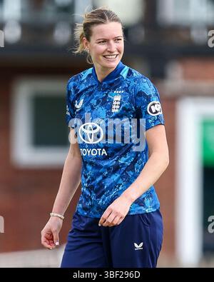 Derby, Royaume-Uni. 30 mai 2025. #63, Lauren Bell d'Angleterre lors du match de la série ODI pour femmes entre les femmes d'Angleterre et les femmes des Antilles au County Ground, Derby, Royaume-Uni le 30 mai 2025. Crédit photo : Stuart Leggett/UK Sports pics Ltd Utilisation éditoriale uniquement, licence requise pour une utilisation commerciale. Aucune utilisation dans les Paris, les jeux ou les publications d'un club/ligue/joueur. Crédit : UK Sports pics Ltd/Alamy Live News Banque D'Images