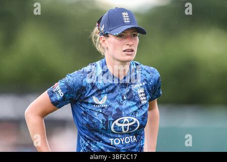 Derby, Royaume-Uni. 30 mai 2025. Lauren Bell de l'Angleterre pendant le match international Metro Bank One Day England Women vs West Indies Women au Derbyshire County Cricket Club, Derby, Royaume-Uni, 30 mai 2025 (photo par Alfie Cosgrove/News images) à Derby, Royaume-Uni le 30/05/2025. (Photo par Alfie Cosgrove/News images/SIPA USA) crédit : SIPA USA/Alamy Live News Banque D'Images