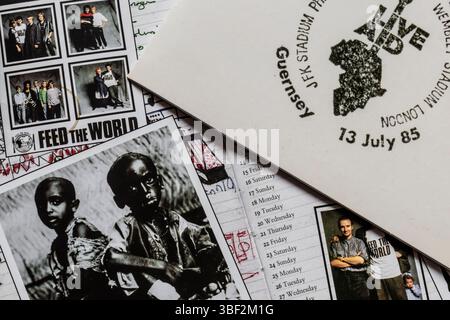 Divers livrets et dépliants du coffret DVD Live Aid, y compris des photographies, la date de l'événement et le logo du concert. Banque D'Images