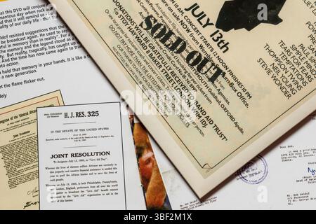Divers livrets et dépliants du coffret DVD Live Aid, y compris des documents avec les dates des concerts, le line-up et le texte « ÉPUISÉ » Banque D'Images