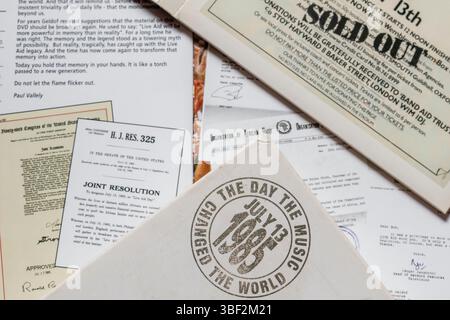 Divers livrets et dépliants du coffret DVD Live Aid, y compris des documents avec les dates des concerts et le texte « ÉPUISÉ » Banque D'Images