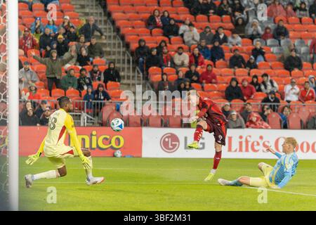 Toronto, Canada. 28 mai 2025. Ola Brynhildsen #9 du Toronto FC marque un but lors du match de la MLS entre le Toronto FC et le Philadelphia Union au BMO Field. Score final Philadelphia Union 2-1 Toronto FC. Le 28 mai 2025 à Toronto, Canada. (Photo de Leonardo Ramirez/ Eyepix Group/SIPA USA) crédit : SIPA USA/Alamy Live News Banque D'Images