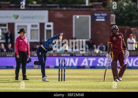 Derby, Royaume-Uni. 30 mai 2025. Charlie Dean d'Angleterre livre le ballon lors du match international d'un jour de Metro Bank Angleterre femmes vs West Indies femmes au Derbyshire County Cricket Club, Derby, Royaume-Uni, le 30 mai 2025 (photo par Alfie Cosgrove/News images) à Derby, Royaume-Uni le 30/05/2025. (Photo par Alfie Cosgrove/News images/SIPA USA) crédit : SIPA USA/Alamy Live News Banque D'Images