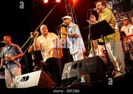 Groupe de salsa d'effectuer à fiesta patronales (saint patron fête), Carolina, Puerto Rico Banque D'Images