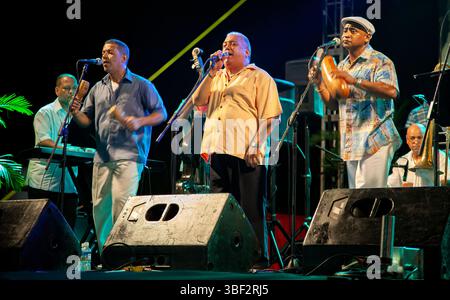 Groupe de salsa d'effectuer à fiesta patronales (saint patron fête), Carolina, Puerto Rico Banque D'Images