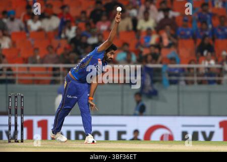 Chandigarh, Inde. 30 mai 2025. CHANDIGARH, INDE - MAI 30 : Jasprit Bumrah des Mumbai Indians Bowls lors de la finale Eliminator IPL 2025 entre les Gujarat Titans et les Mumbai Indians au New PCA Stadium le 30 mai 2025, à Chandigarh, en Inde. (Photo de Surjeet Yadav/MB Media) crédit : MB Media solutions/Alamy Live News Banque D'Images
