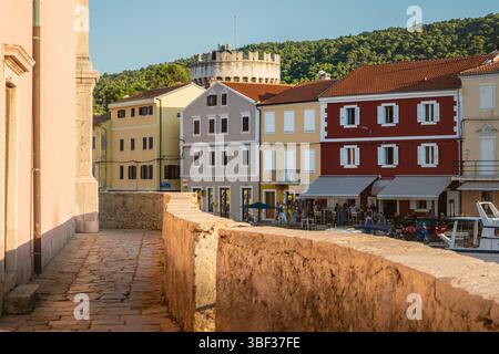Veli Losinj, Croatie-25 juillet 2024 : belle, petite ville de Veli Losinj, avec de belles maisons anciennes avec des façades colorées, à côté de la baie naturelle, nous Banque D'Images