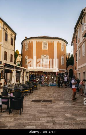 Veli Losinj, Croatie-25 juillet 2024 : belles rues et vieilles maisons aux façades colorées dans la petite ville de Veli Losinj, Croatie Banque D'Images