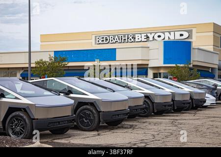 Farmington Hills, Michigan, États-Unis. 30 mai 2025. Plusieurs dizaines de véhicules électriques Tesla invendus, y compris des Cybertrucks, sont entreposés dans le stationnement d'un centre commercial fermé dans la banlieue de Detroit. Les ventes de Tesla ont chuté en 2025, au moins en partie en réponse à l'activité politique du PDG Elon Musk dans l'administration Trump. Crédit : Jim West/Alamy Live News Banque D'Images