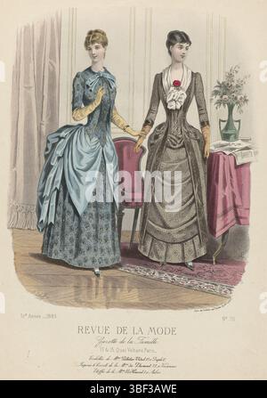 Paris, Godchaux & Cie, Auguste, Cheffer, E., Chillot, A., revue de la mode, Gazette de la famille, 16 août 1885, 14e année, no 711 : toilettes dee Pelletier-Vidal mm, Paris, au milieu - gravé, deux femmes dans un intérieur en robes de Pelletier-Vidal. A gauche : robe bleu clair avec motif circulaire, jupe bleu clair unie décorée de rubans. Droite : robe marron clair avec motif en pointillés et circulaire. Fichu avec arc et fleur corsage. Avec quelques règles texte publicitaire pour différents produits. Tirage tiré du magazine de mode revue de la mode (1872-1913)., tirages de mode, tirages, costume a Banque D'Images