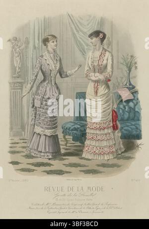 Paris, Falconer, revue de la mode, Gazette de la famille, dimanche 28 novembre 1880, 9e année, No. 465 : toilettes dee Lesueur mm, Paris, au milieu - gravé, deux femmes dans un intérieur, vêtues de robes Lesueur. Sur la table se trouve le magazine de mode 'revue de la mode'. A gauche : robe pour une jeune femme de violet 'satin merveilleux' (sattin) et brocatelle. Droite : Robe de soirée pour une jeune femme de 'sourate' blanche, brodée en rouge. Ci-dessous l'image quelques lignes de texte publicitaire pour différents produits. Tirage tiré du magazine de mode revue de la mode (1872-1913). Description détaillée du cl Banque D'Images