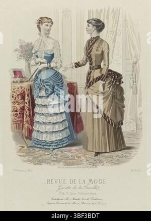 Paris, Godchaux & Cie, Auguste, Cheffer, E., revue de la mode, Gazette de la famille, dimanche 10 septembre 1882, 11e année, N° 558 : toilettes dee Bardé mm, Paris, au milieu - gravé, deux femmes à une table sur laquelle une boîte à bijoux, vêtue de robes de Bardé. A gauche : 'toilette' pour un dîner de bleu 'sourah' et côté blanc. Manches et pèlerine de tulle et dentelle. Droite : costume de voyage en laine beige décoré de soie écossaise à carreaux. Sous l'image une ligne de texte publicitaire pour différents produits. Tirage tiré du magazine de mode revue de la mode (1872-1913). Description détaillée du CLO Banque D'Images
