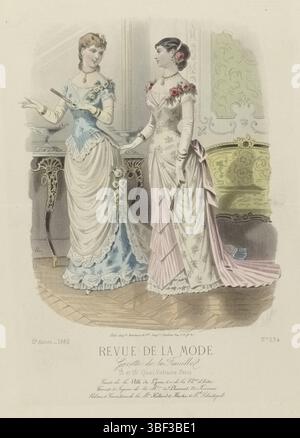 Paris, Godchaux & Cie, Auguste, Cheffer, E., revue de la mode, Gazette de la famille, dimanche 26 mars 1882, 11e année, N° 534 : gants de la ville de Lyon, Paris, au milieu - gravés, deux femmes dans un intérieur. A gauche : robe de bal bleu ciel 'satin merveilleux' (satin) et brocatel, garnie de dentelle. A droite : robe de bal rose 'sourah' et brocatel 'Pompadour' et/ou moiré imprimé. Les gants longs viennent de Lyon. Ci-dessous l'image quelques lignes de texte publicitaire pour différents produits. Tirage tiré du magazine de mode revue de la mode (1872-1913). Description détaillée des vêtements à la page 1 Banque D'Images