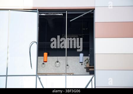 Façade endommagée d'un centre commercial après une frappe de missile détruit les fenêtres et l'intérieur, attaque à Dnepr, Ukraine, terreur Banque D'Images