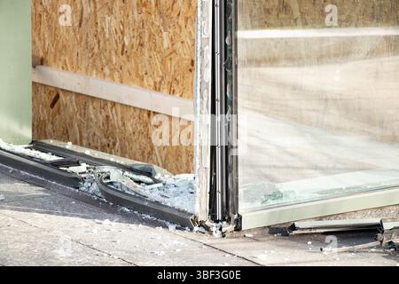 Vitrine en verre endommagée d'un centre commercial après une frappe de missile à Dnipro, en Ukraine, destruction causée par l'attaque Banque D'Images