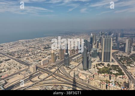 Vue de Dubaï depuis Burj Khalifa, perspective des oiseaux depuis le sommet Banque D'Images