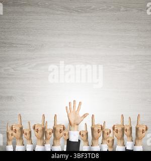 Groupe de mains de businesspeople montrant des gestes sur fond de bois Banque D'Images