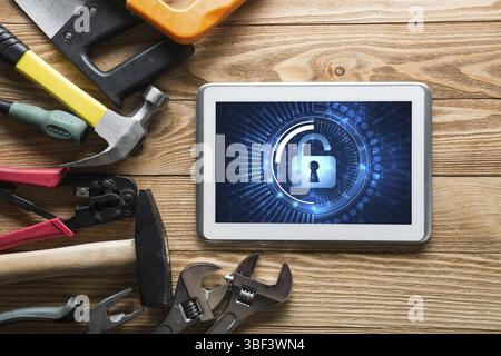 Tablet pc avec concept de sécurité et à l'écran outils industriels autour de Banque D'Images