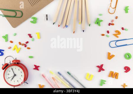 Télévision créative lay back to school concept avec réveil, la couleur de l'école et les fournitures de bureau sur fond de table blanc avec copie espace, frame, Gabarit Banque D'Images