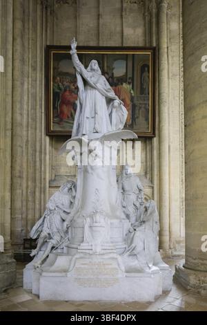 Statue monumentale de Jacques-bénigne Bossuet, créée en 1911 par le sculpteur Ernest Henri Dubois, dans la cathédrale de style gothique Cathédrale Saint-Etie Banque D'Images