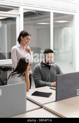 Vue de face des collègues écoutant leur manager expliquer comment aborder un nouveau projet client lors d'une réunion d'équipe au bureau. Banque D'Images