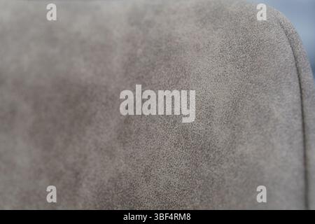 Un gros plan détaillé met l'accent sur la texture pelucheuse d'une veste en daim marron, soulignant le ton chaud du tissu et la surface complexe pour un look tendance O. Banque D'Images