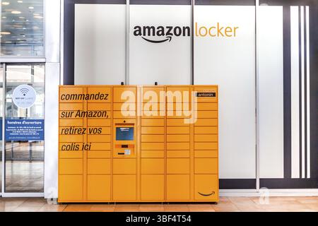 Amazon Locker dans le centre commercial, point de ramassage orange pour les marchandises par correspondance portant le logo de la marque Amazon. Lyon, France - 23 février 2020 Banque D'Images