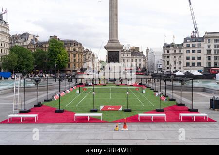 Londres, Royaume-Uni – 30 mai 2025 : Trafalgar Square se transforme avec une installation de court de tennis grandeur nature derrière Nelson’s Column, célébrant le Championnat HSBC. Crédit : Xiu Bao/Live News. Crédit : xiu bao/Alamy Live News Banque D'Images
