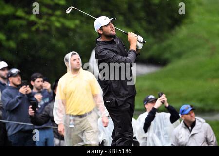 Dublin, Ohio, États-Unis. 30 mai 2025. Scottie Scheffler (USA) frappe sur le 9e trou lors de la deuxième manche du tournoi Memorial à Dublin, Ohio. Brent Clark/Cal Sport Media/Alamy Live News Banque D'Images