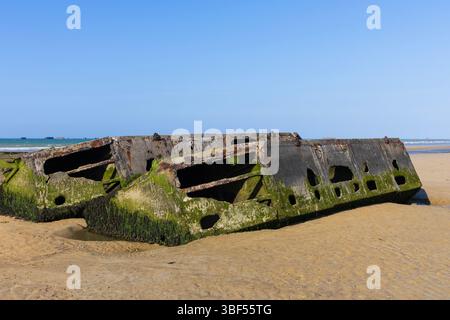 Les restes du port B de Mulberry (Port Winston) utilisés le jour J pour amener des troupes, du ravitaillement et des véhicules à Arromanches-les-bains (Calvados), en France Banque D'Images