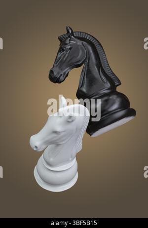 Pièces d'échecs - chevalier blanc et noir volant sur fond beige Banque D'Images