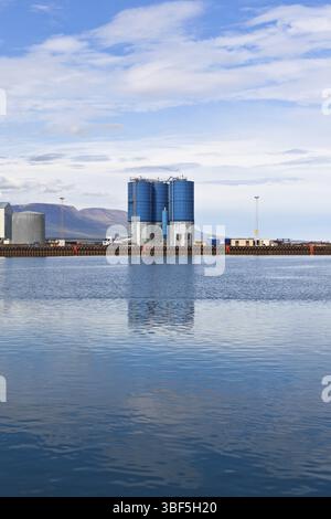 De grands réservoirs en mer commercial dock dans le Nord de l'Islande. Shot verticale Banque D'Images