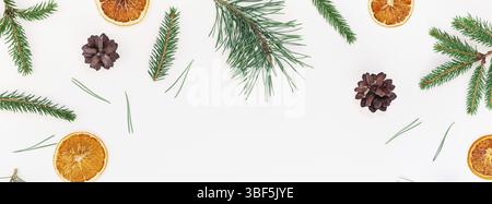 Noël Nouvel An télévision modèle lay vue supérieure de Noël d'artisanat faits à la main avec la texture des branches de pins sapin séché cônes oranges fond blanc Banque D'Images