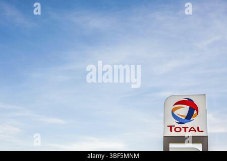 LYON, FRANCE - 26 FÉVRIER 2019 : total, le logo de la multinationale française du pétrole et du gaz sur sa station-service de Lyon, France, sur le backgrou ciel bleu Banque D'Images