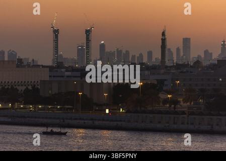 Émirats arabes Unis, DUBAÏ - DÉCEMBRE 27 : vue du paysage urbain de Dubaï depuis la banque de la crique de Dubaï dans la nuit du 27 décembre 2014 Banque D'Images