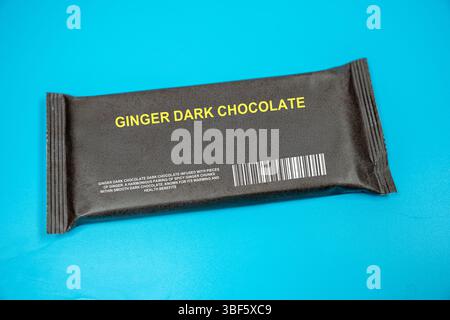 Chocolat noir au gingembre. Chocolat noir infusé de morceaux de gingembre. Une combinaison harmonieuse de morceaux de gingembre épicés dans un chocolat noir lisse, connu pour ses bienfaits réchauffants et pour la santé. Banque D'Images
