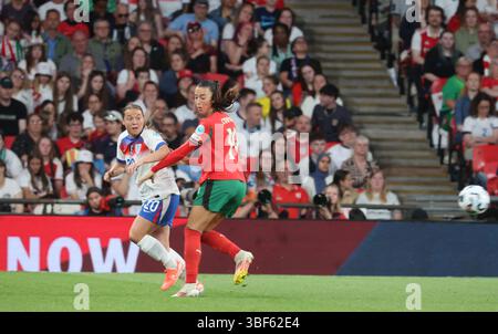 Londres, Royaume-Uni. 30 mai 2025. Pendant l'UEFA Women's Nations League - Group 3 Fran Kirby(Brighton)of England Women et Jessica Silva of Portugal Women in action match entre Angleterre Women contre Portugal Women au stade de Wembley, Londres le 30 mai 2025 Credit : action Foto Sport/Alamy Live News Banque D'Images