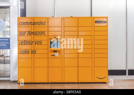 Amazon Locker dans le centre commercial, point de ramassage orange pour les marchandises par correspondance portant le logo de la marque Amazon. Lyon, France - 23 février 2020 Banque D'Images