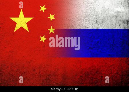 Drapeau national de la Fédération de Russie avec la République populaire de Chine drapeau national. Grunge l'arrière-plan Banque D'Images