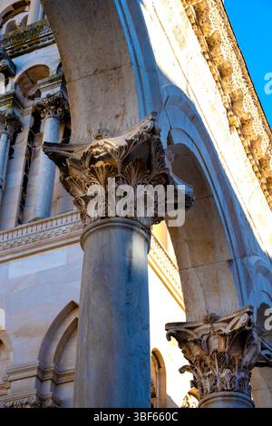 Caractéristiques romanes et arcs pointus gothiques du clocher de la cathédrale de Split en Croatie. Banque D'Images