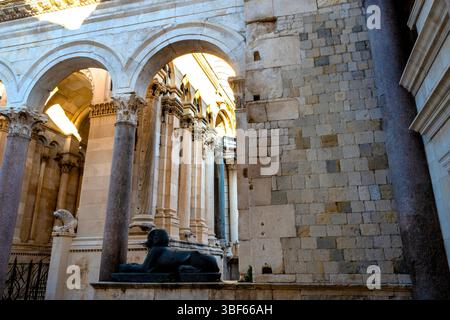 Sphinx égyptien situé dans le Peristyle du Palais de Dioclétien, Split, Croatie. Banque D'Images