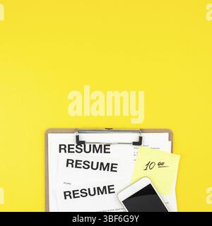 Creative Vue de dessus de bureau avec télévision lay résumé documents copie espace sur fond jaune dans un style minimaliste. Concept de nouvel emploi, recrutement d'embauche Banque D'Images