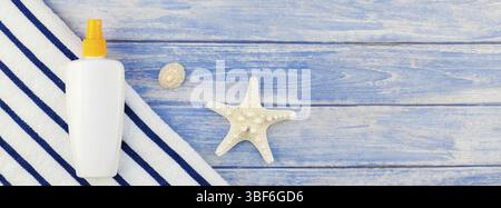 Bannière longue et large télévision lay concept de vacances voyage d'été. Vue supérieure de la bouteille solaire serviette de plage tongs étoile de coquillages en bois bleu pastel p Banque D'Images