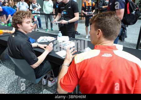 30 mai 2025 : Will Power (12), le pilote de l’équipe Penske, et David Malukas (4), le pilote de l’AJ Foyt Enterprises, discutent lors de la séance d’autographes du Grand Prix de Détroit de Chevrolet. La NTT IndyCar Series organise le Grand Prix de Détroit de Chevrolet dans les rues du centre-ville de Détroit, Michigan. (Jonathan Tenca/CSM) Banque D'Images