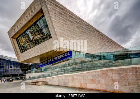 Liverpool, Royaume-Uni - 20 juillet 2019 : bâtiments architecturaux modernes et musées le long du front de mer de Liverpool en noir et blanc Banque D'Images