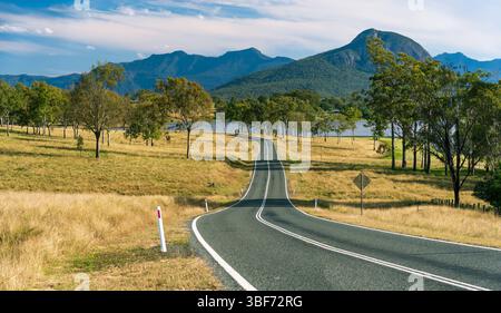 Route pittoresque le long du lac Moogerah Rd près du barrage de Moogerah, Queensland, Australie Banque D'Images