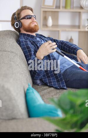 homme aveugle sur le canapé Banque D'Images