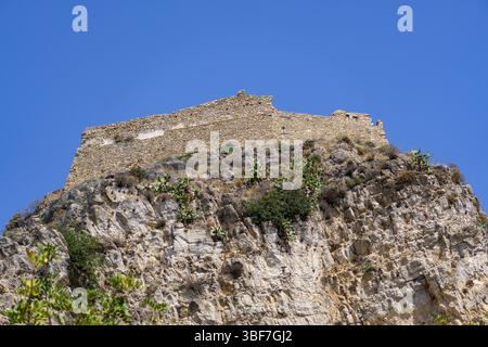 Vue aérienne du château de Taormina (Castello di Taormina ou Castello Saraceno) sur Monte Tauro au-dessus de Taormina en Sicile, Italie Banque D'Images