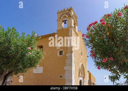 La bibliothèque de la ville de Taormine située dans l'ancienne église et monastère dispose Augustin à Taormine en Sicile, Italie Banque D'Images